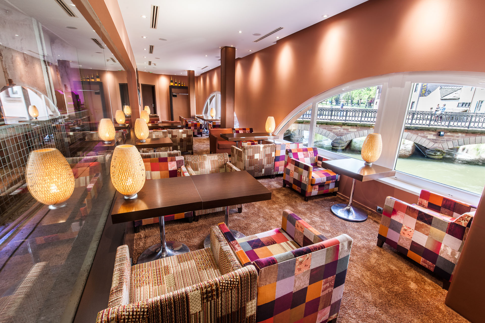 Renaud Couderc peRCeption atelier photo - photographie d'hôtel de luxe à Strasbourg - la salle du bar - Alsace